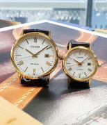 Đồng hồ Citizen Cặp (BM6772-05A - EW1582-03A) Kính Sapphire - Eco-Drive (Năng Lượng Ánh Sáng) Dây Da - Chính Hãng