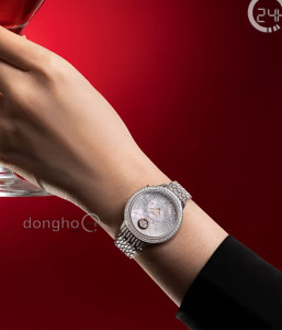 Đồng hồ Saga Dancing Heart 53766-SVSVSV-2 - Nữ - Kính Cứng - Quartz (Pin) Đính Đá Pha Lê - Mặt Số 34mm