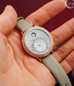 Đồng hồ Saga Dancing Heart 53766-GPZMGGE-2 - Nữ - Kính Cứng - Quartz (Pin) Đính Đá Pha Lê - Mặt Số 34mm